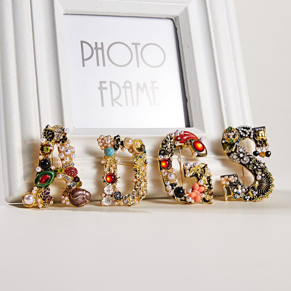 Embroidery Letter M - Broches con letras iniciales de diamantes