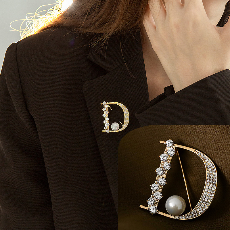 Embroidery Letter M - Broches de lujo con diamantes de