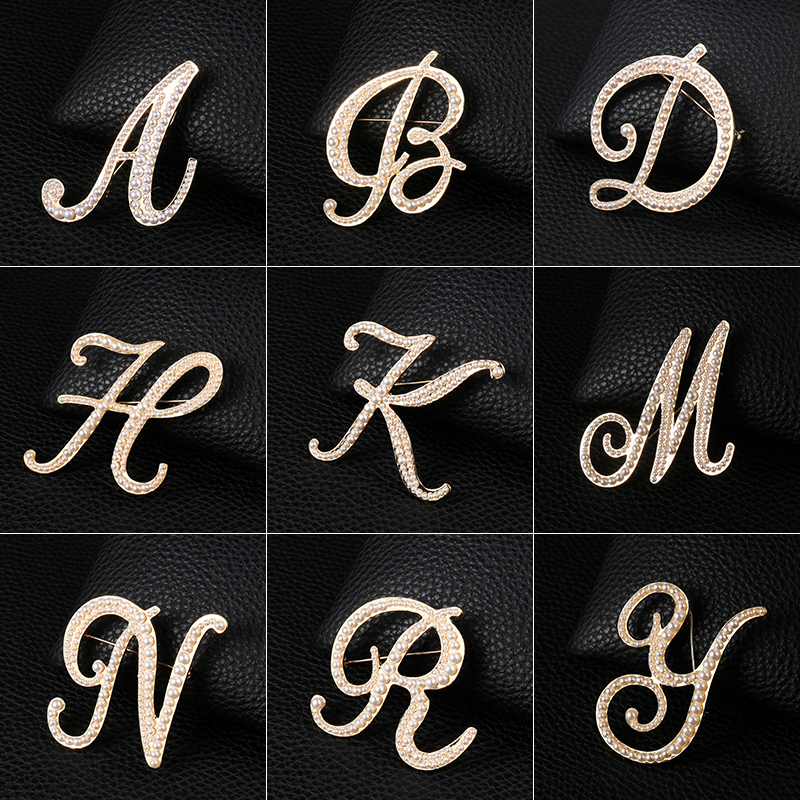 Embroidery Letter M - Broche de perlas de A-Z con