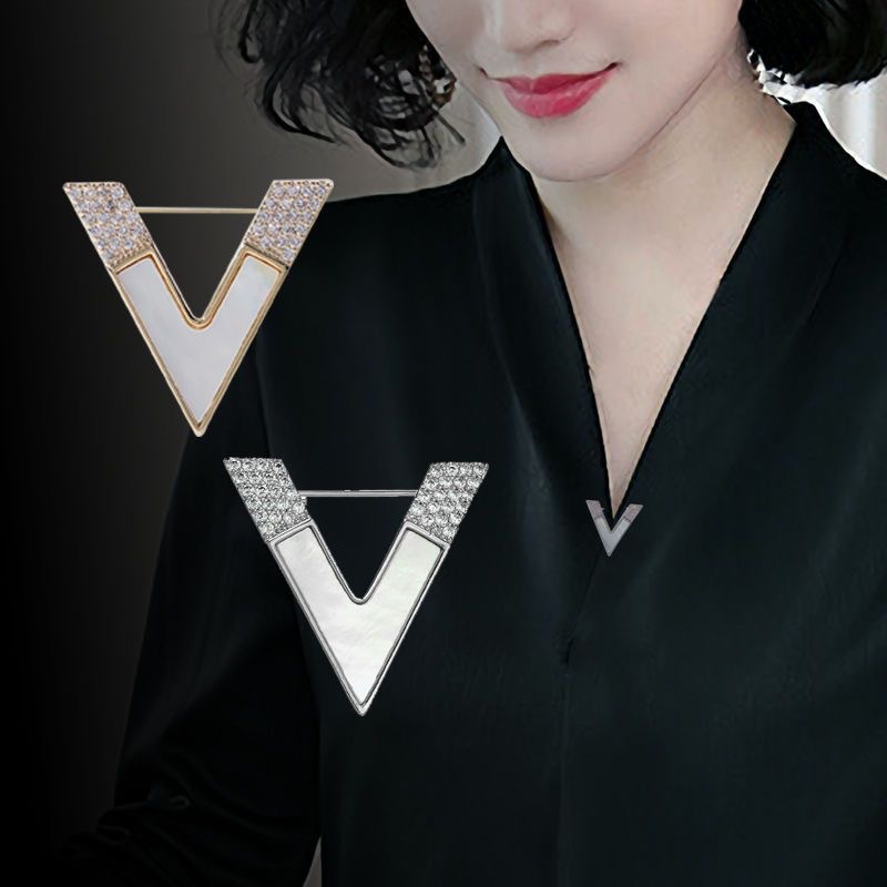 Broches de lujo con diamantes  - Embroidery Letter M reseña y precio