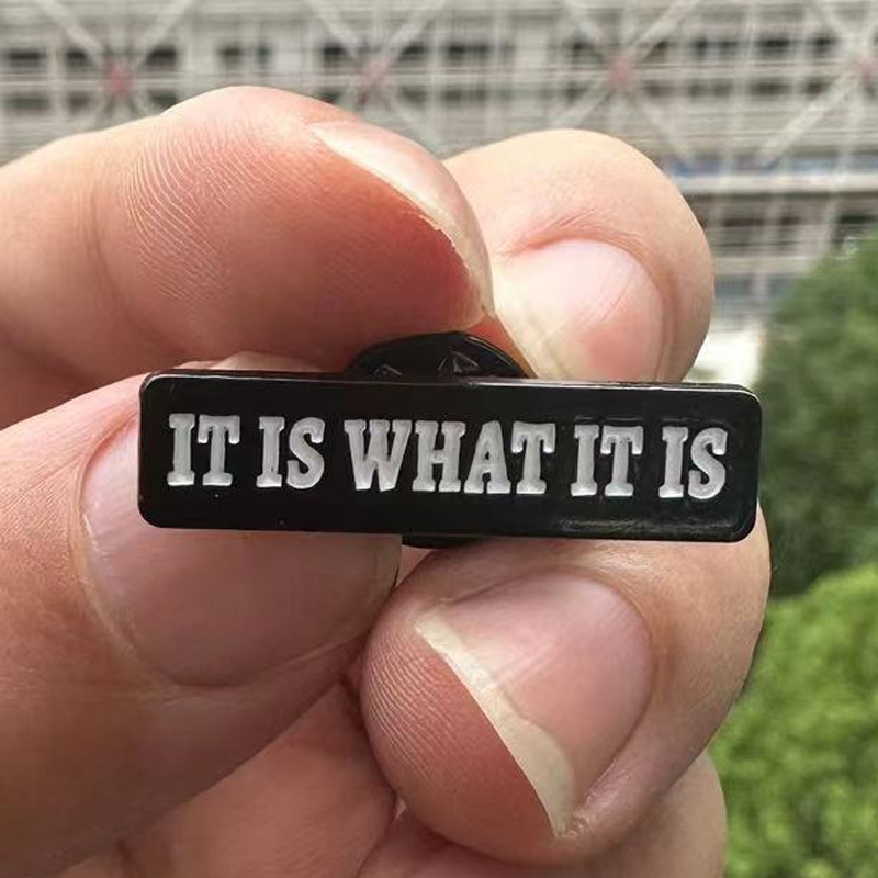 Broche con cita de letra 